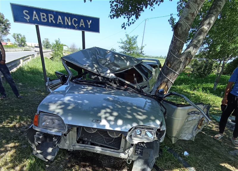 Şabranda avtomobil ağaca çırpılıb, 2 qardaş ölüb