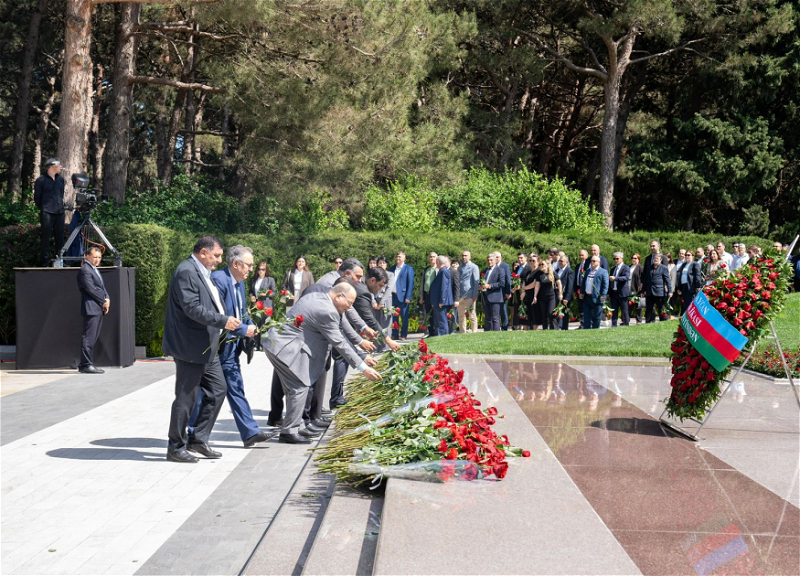 ETSN-in kollektivi Ulu Öndər Heydər Əliyevin məzarını ziyarət edib