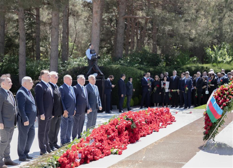 Azərbaycan Həmkarlar İttifaqları Konfederasiyasının kollektivi Ulu Öndərin məzarını ziyarət edib