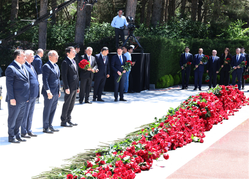 İqtisadiyyat Nazirliyinin rəhbərliyi Ulu Öndər Heydər Əliyevin əziz xatirəsini yad edib