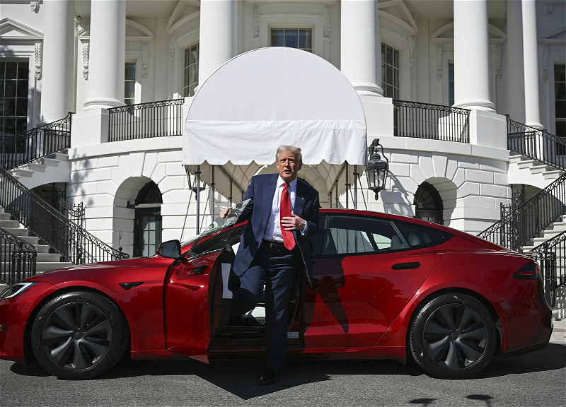 Трамп избавится от своего автомобиля Tesla из-за конфликта с Маском