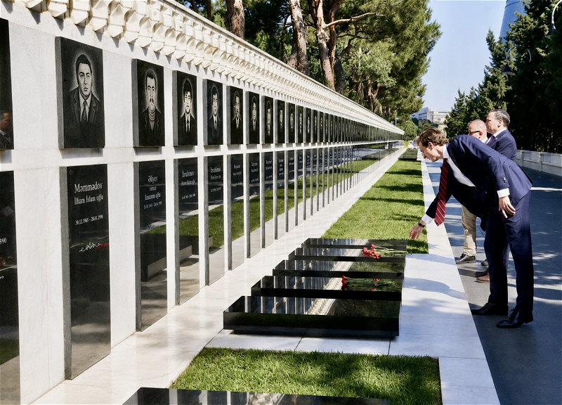 ABŞ nümayəndə heyəti Şəhidlər Xiyabanını ziyarət edib