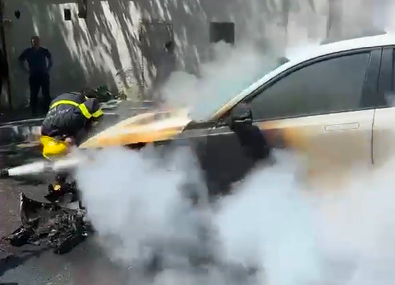 В Баку загорелся автомобиль марки Changan - ВИДЕО
