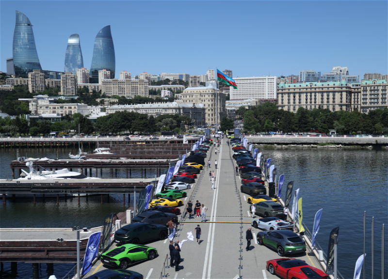 На Бакинском бульваре проходит фестиваль классических и скоростных автомобилей