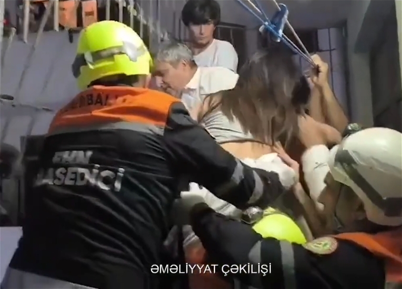 В Хырдалане женщина сорвалась с 8-го этажа и чудом осталась жива - ВИДЕО