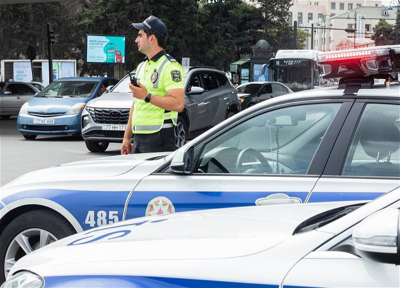 Polis özü və başqaları üçün təhlükə yaradan piyadanı saxlayıb - VİDEO